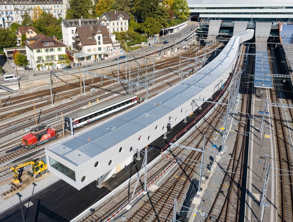 Ein langer Tunnel bei den Geleisen des Berner Bahnhofs.