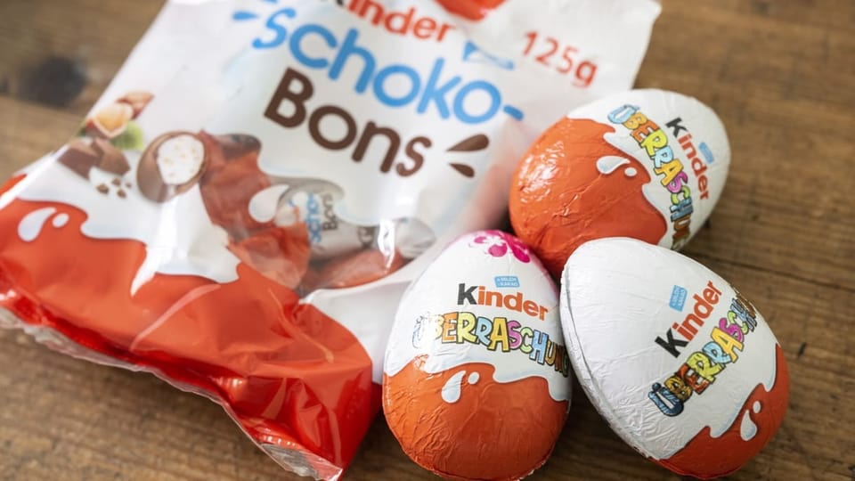 Drei Kinder-Überraschungseier und eine Tüte Schoko-Bons