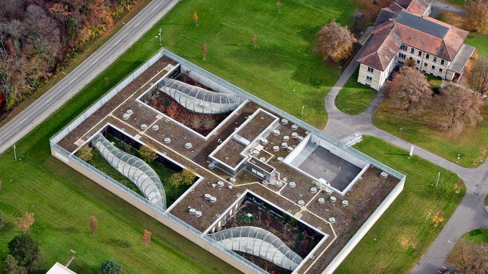 Vogelperspektive auf die forensische Abteilung der Psychiatrischen Klinik Rheinau. 