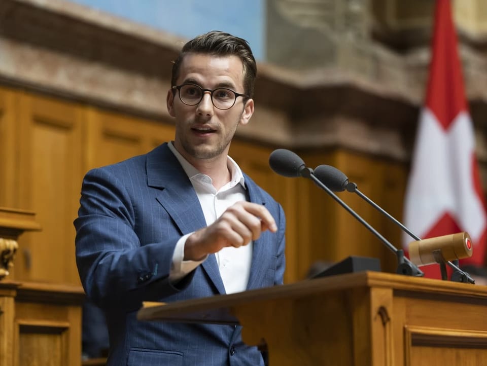 Andri Silberschmidt spricht während der Debatte um die BVG-Reforman der Frühlingssession im Februar 2023.