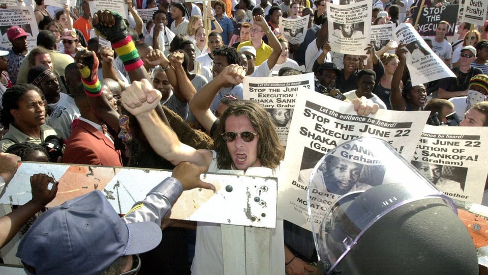 Demonstranten mit Transparenten gegen die Todesstrafe.