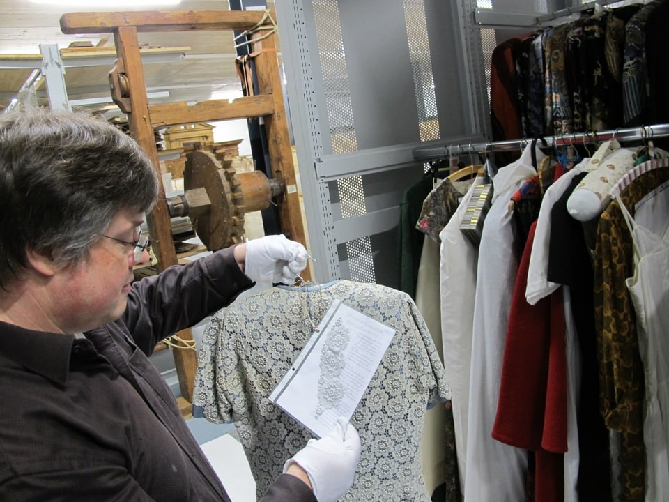 Alte Kleider aus den Beständen des Museums werden wieder aufgehängt.