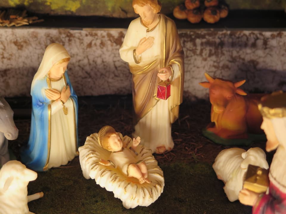 Jesuskind, Maria und Josef, mit Ochse und Schafen.
