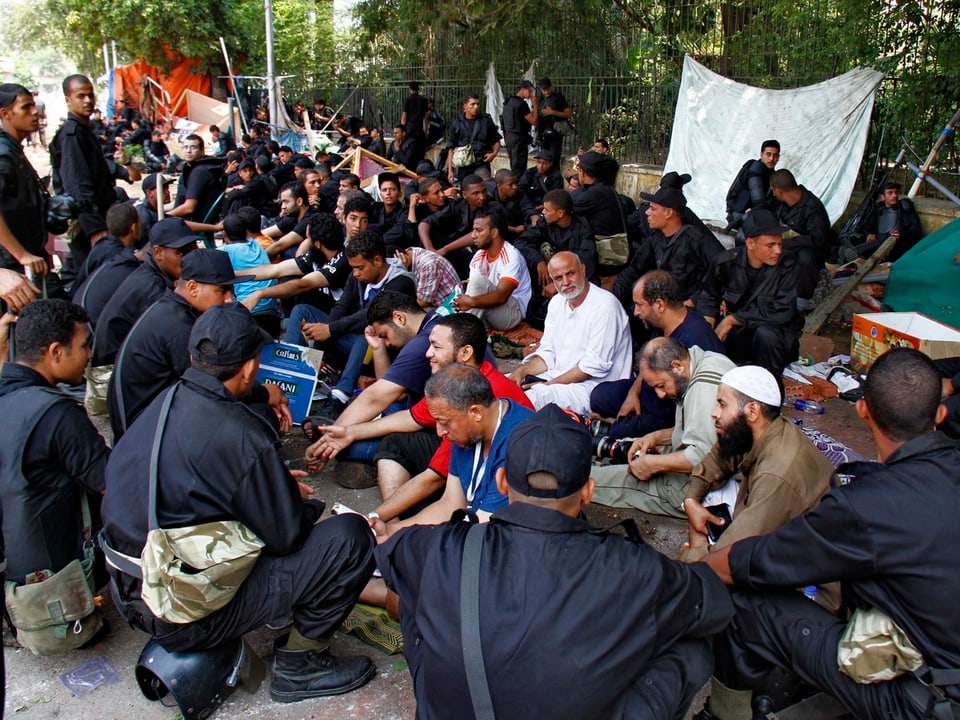 Polizisten umringen eine Gruppe von Demonstranten