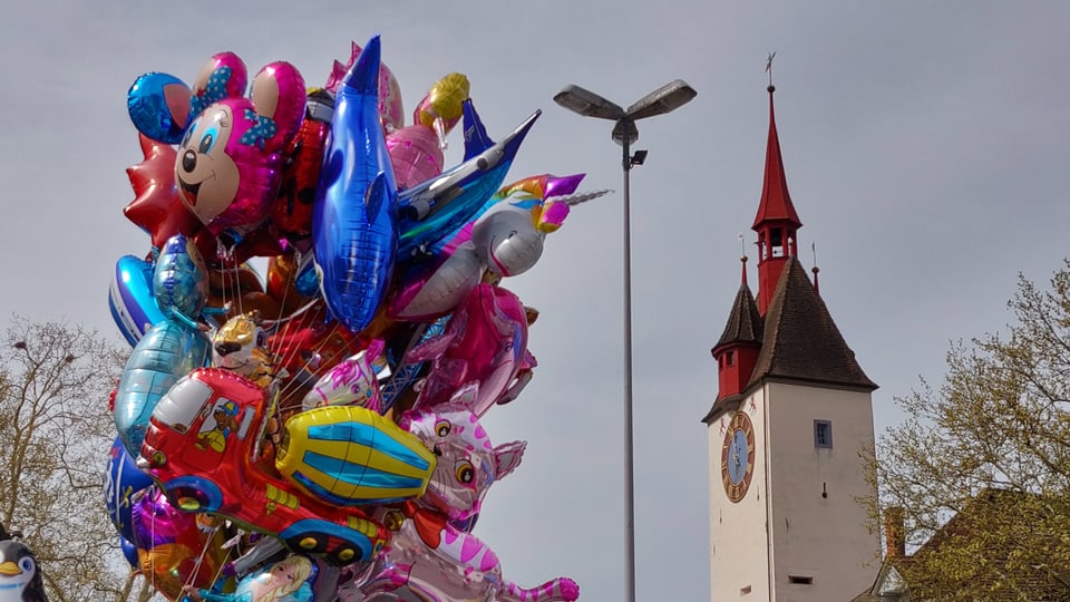 Ballone vor dem Turm in Bremgarten