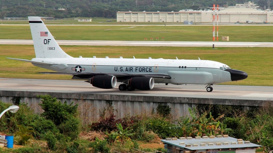 US-Luftwaffen-Flugzeug auf der Kadena Air Base