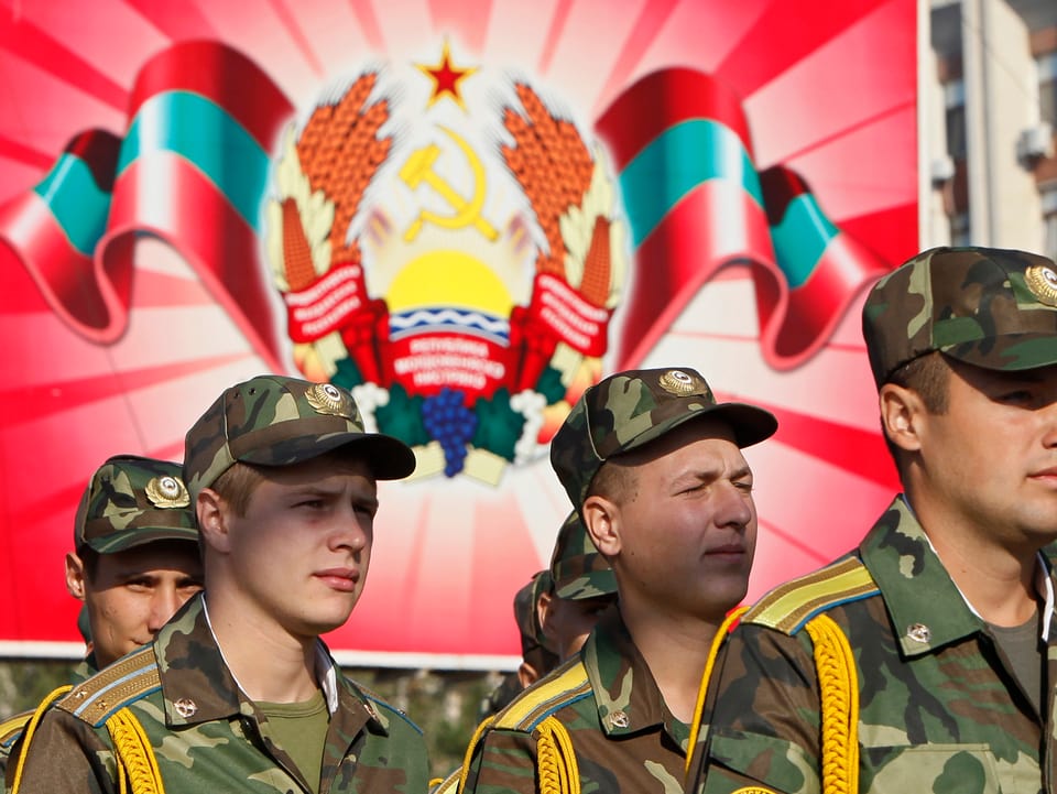Soldaten vor Wappen
