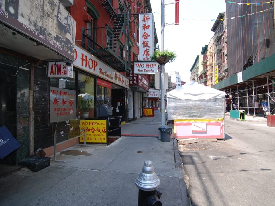 Fast leere Strasse in Chinatown in New York