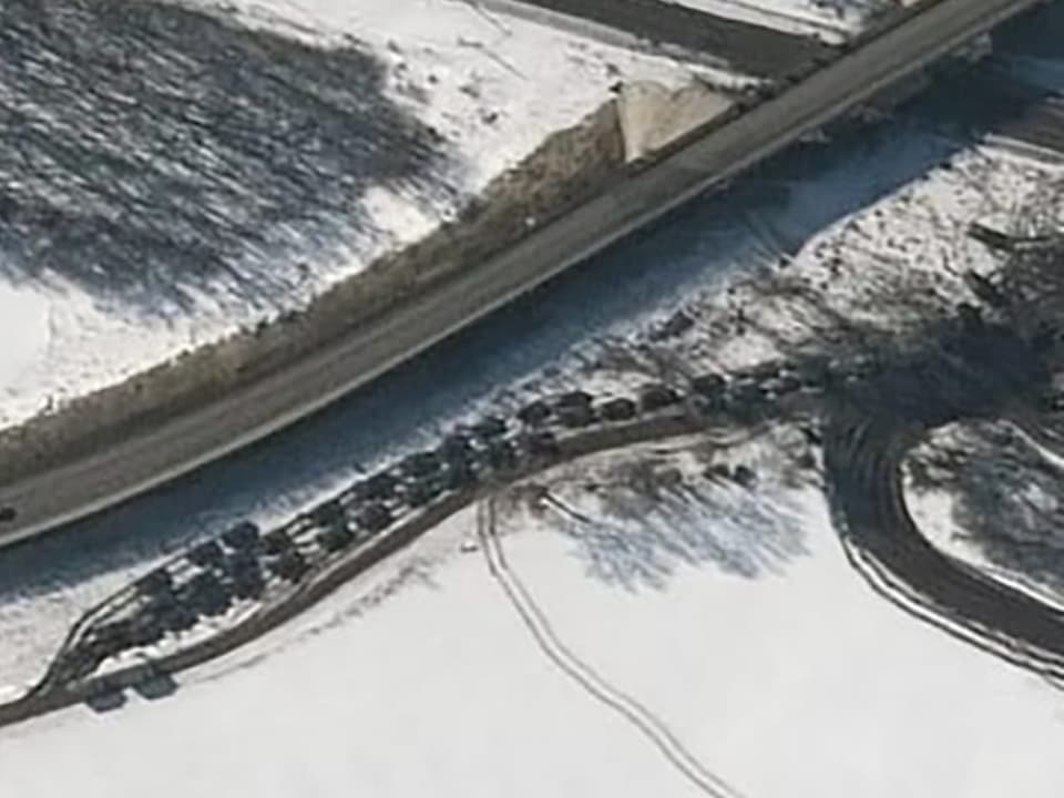 Satellitenbild von Panzern auf dem Weg in die Ukraine.