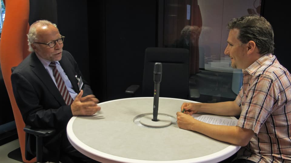 Der Interviewgast Benno Schnüriger sitzt Moderator Christoph Brunner im Radiostudio gegenüber.