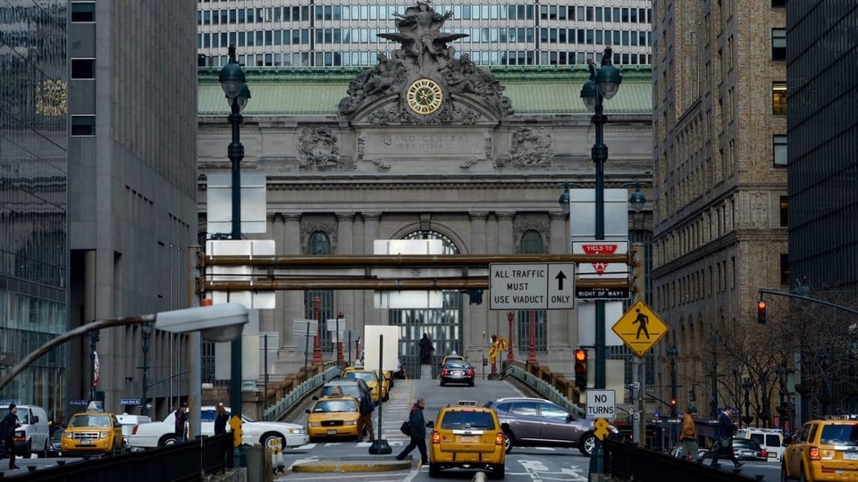 Strasse mit vielen Autos führt zur Grand Central Station.