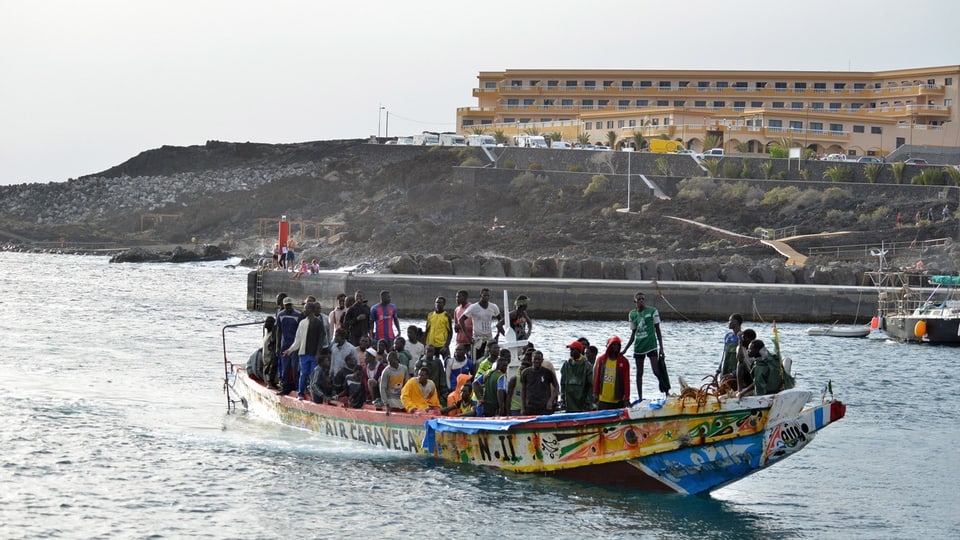 Migranten-Sschaluppe mit rund 50 Menschen an Bord.