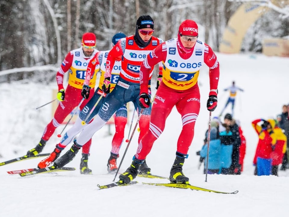 Internationaler Schnellzug Der Norweger Johannes Hösflot Kläbo vor zwei Russen und einem Landsmann.