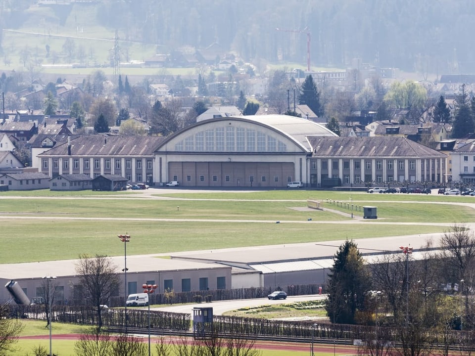 Ein Hangar und das Flugfeld auf dem Schweizer Militärflugplatz in Dübendorf,