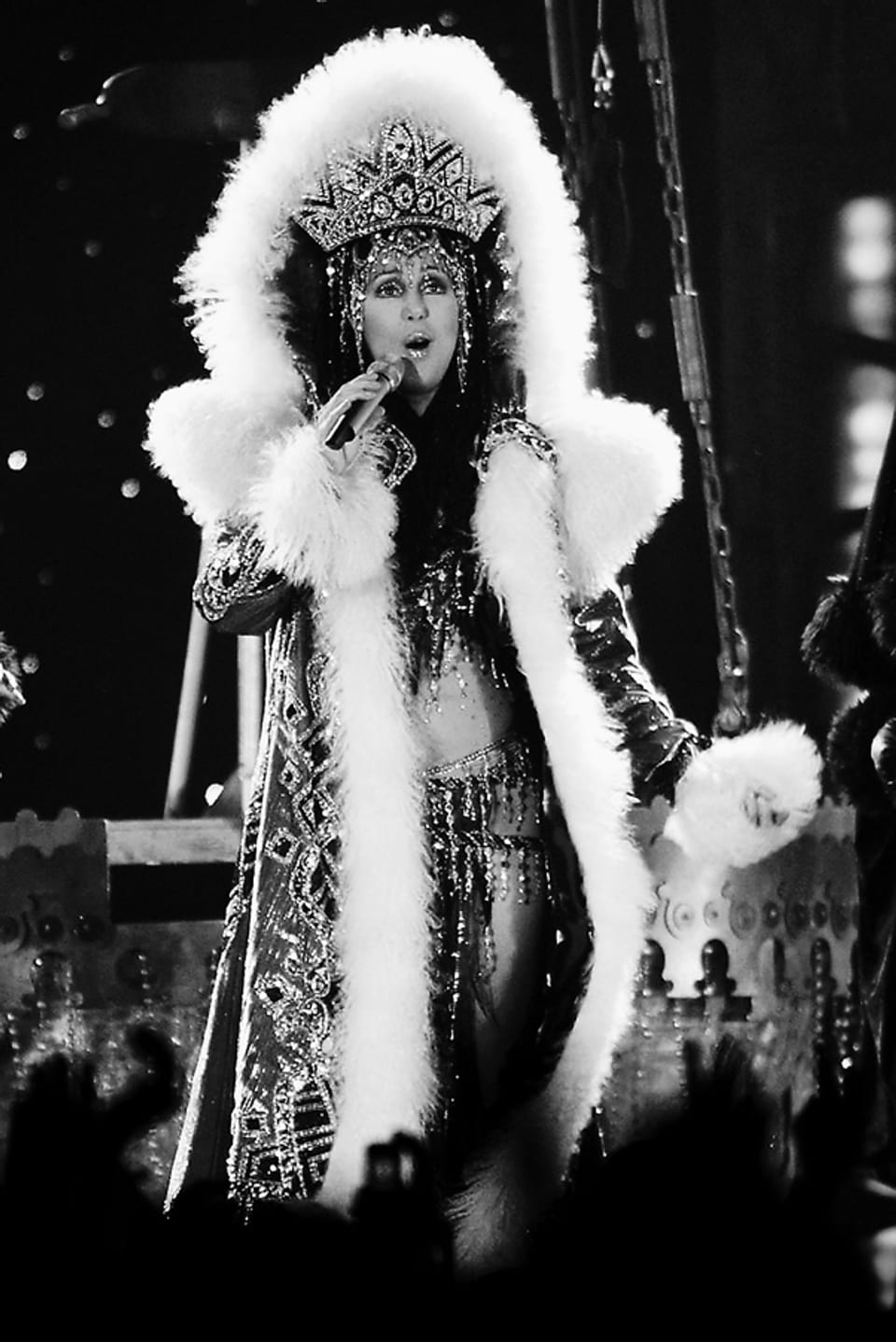 Cher in oppulentem Kostüm auf der Bühne im Hallenstadion.