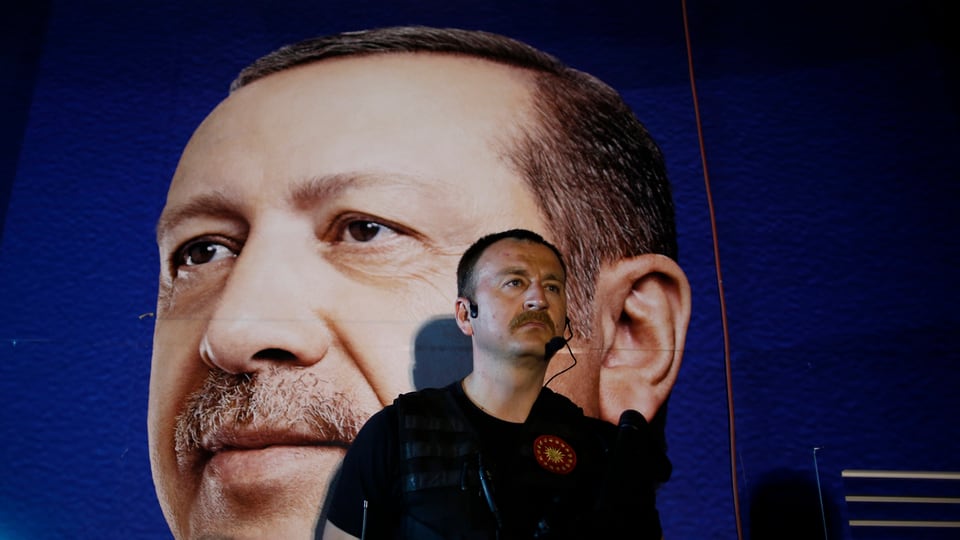 Sicherheitsbeamter vor einem Poster von Erdogan