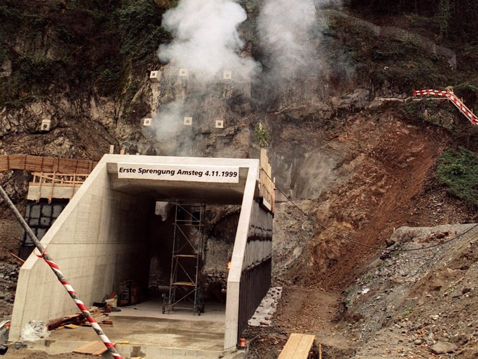 Baubeginn: Am 4. November 1999 wird in Silenen der Eingang des Zugangsstollen für den Gotthard-Basistunnel Tunnel gesprengt.