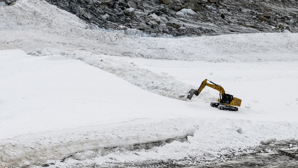 Ein Bagger präpariert in Zermatt die Piste (18.10.2023).