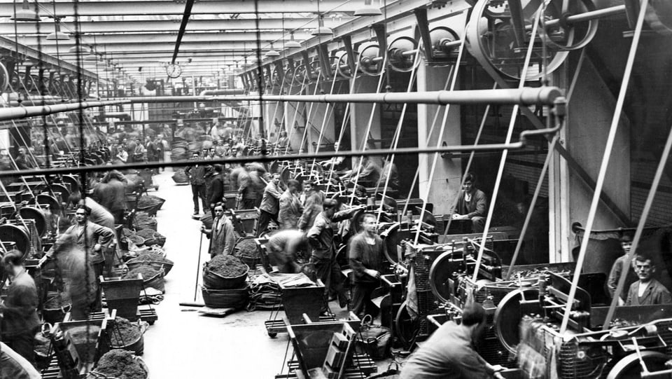 Blick in eine Tabakfabrik um 1900
