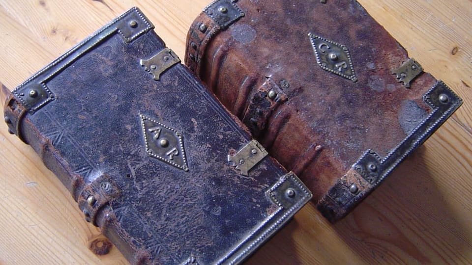 zwei alte Bücher mit Ledereinband