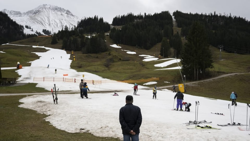 Archiv: Erste Schweizer Skigebiete schliessen wegen Schneemangel