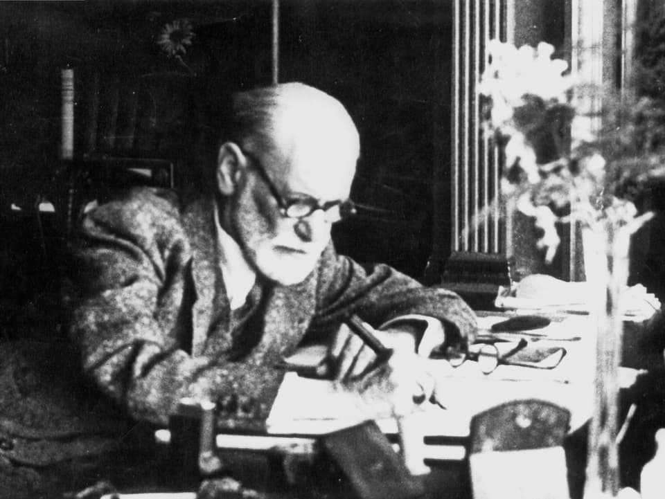 Sigmund Freud am Schreibtisch.