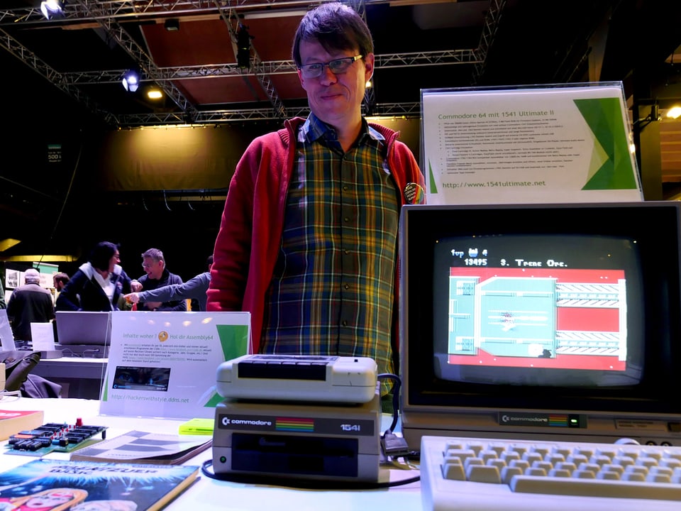 Mann mit seiner Commodore-Computer-Sammlung.