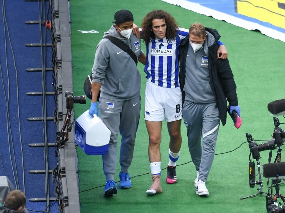 Verpasst wohl den Saisonschlusspurt Matteo Guendouzi humpelte gestützt vom Platz.
