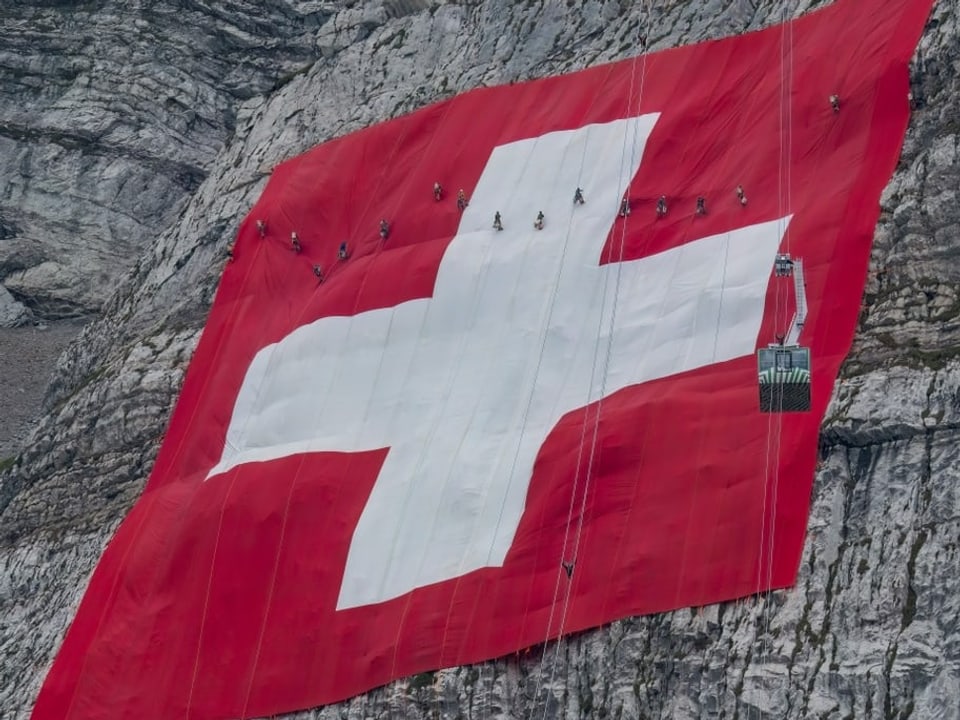 Spektakuläres Anbringen der Schweizerfahne am Säntis