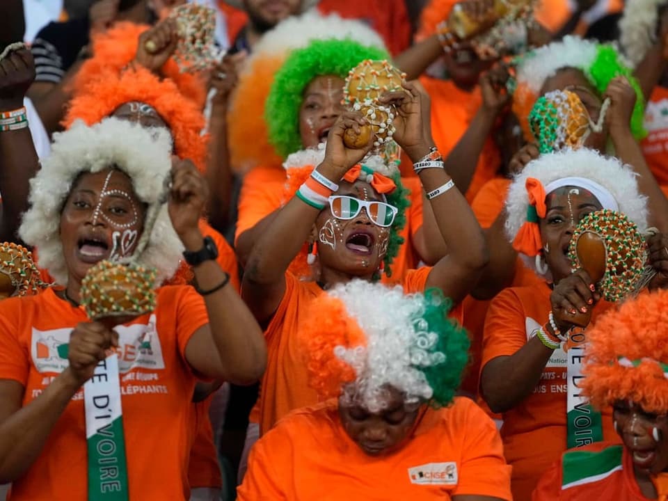 Jubelnde Fans der Elfenbeinküste