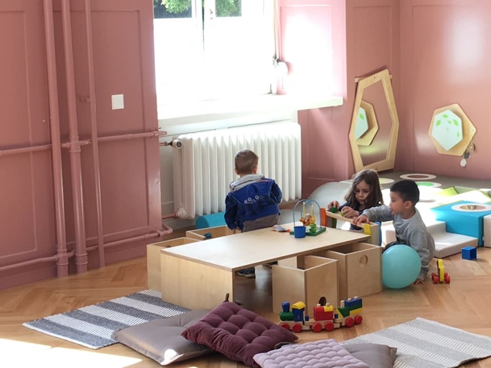 Kinder spielen in einem grossen Raum