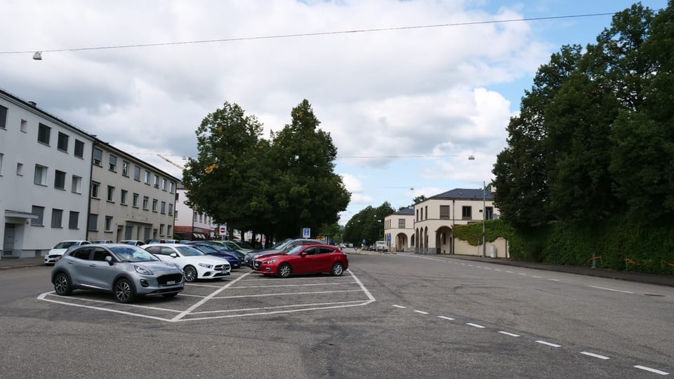 Parkplätze vor Friedhof