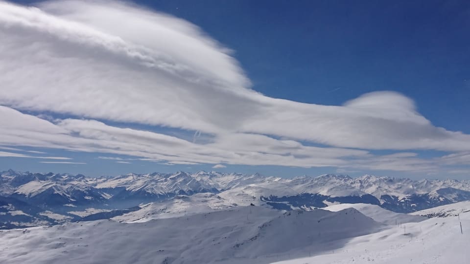 Verschiedene Föhnwolken über dem Bündner Oberland.