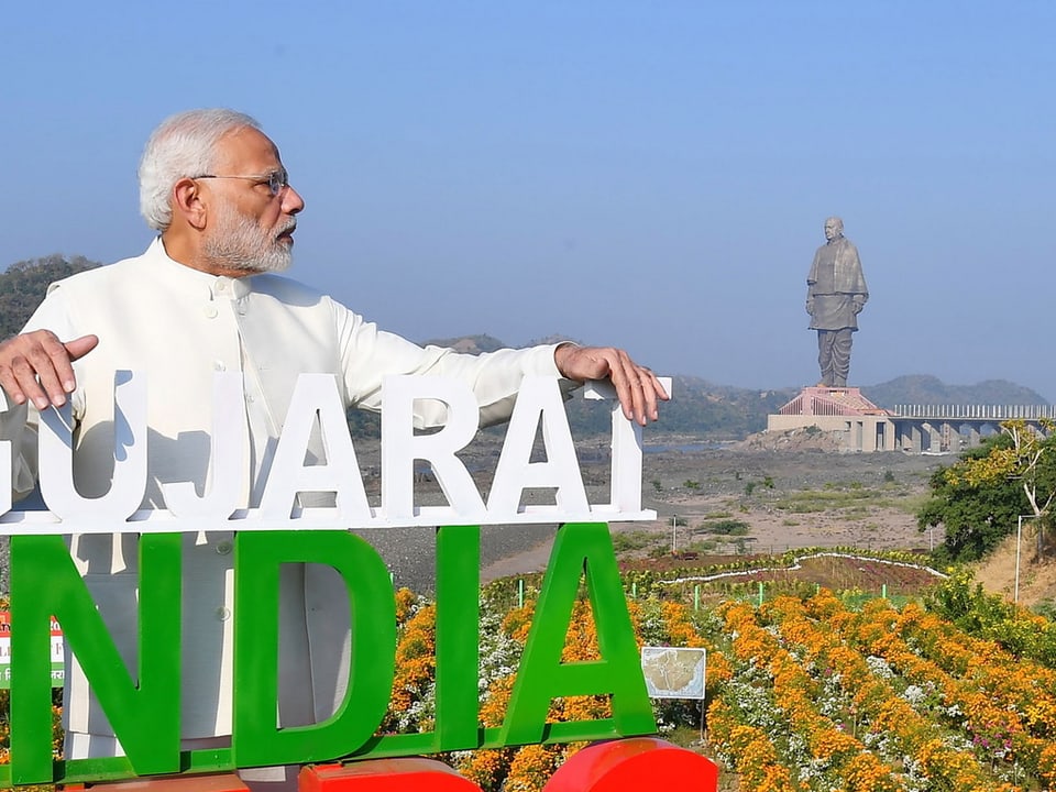 Modi blickt auf die Statue.