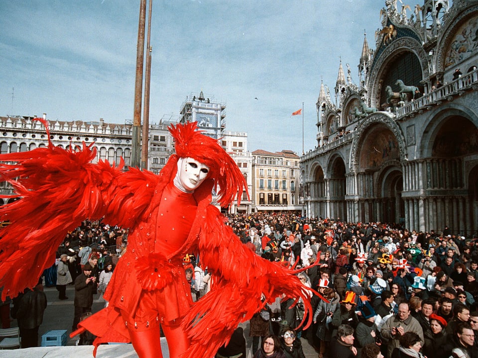 Karneval in Venedig: Maskierter mit Touristen im Hintergrund