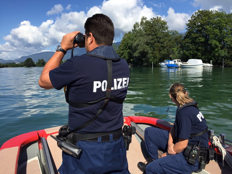 2 Polizisten auf dem Boot beim Überwachen der Aare.