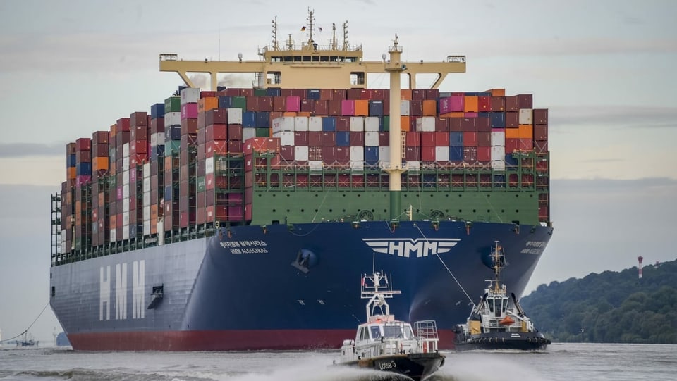 Das Containerschiff HMM Algeciras läuft am 7. Juni 2020 auf seiner Jungfernfahrt in den Hamburger Hafen ein.