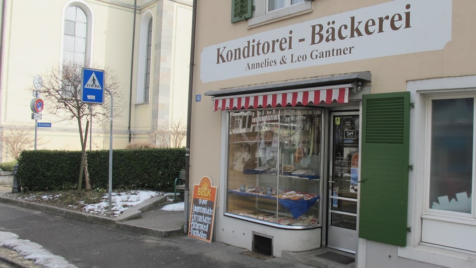 Eingang zur Bäckerei Gantner mit Schaufenster und Schild.