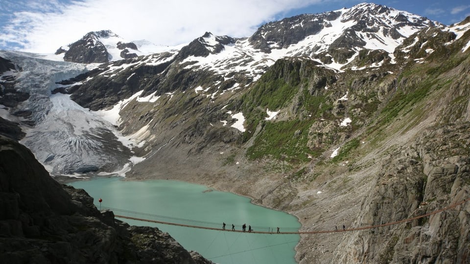 Trift-Gletscher, See mit Hängebrücke im Berner Oberländer Haslital