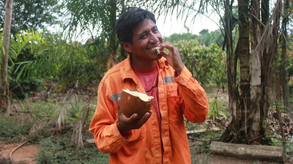Wilson Flores isst eine Copoazu-Frucht.