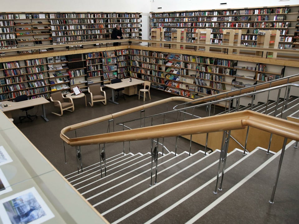 Grosser Raum voller Bücher mit Galerie
