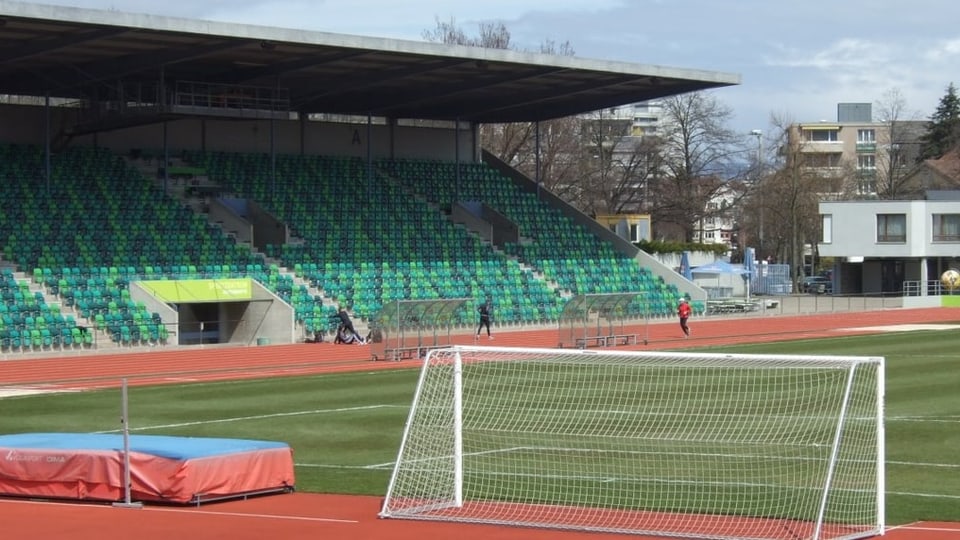 Ein Fussballstadion, umgeben 