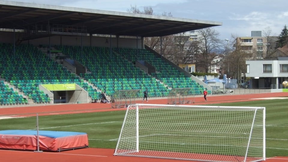 Ein Fussballstadion, umgeben