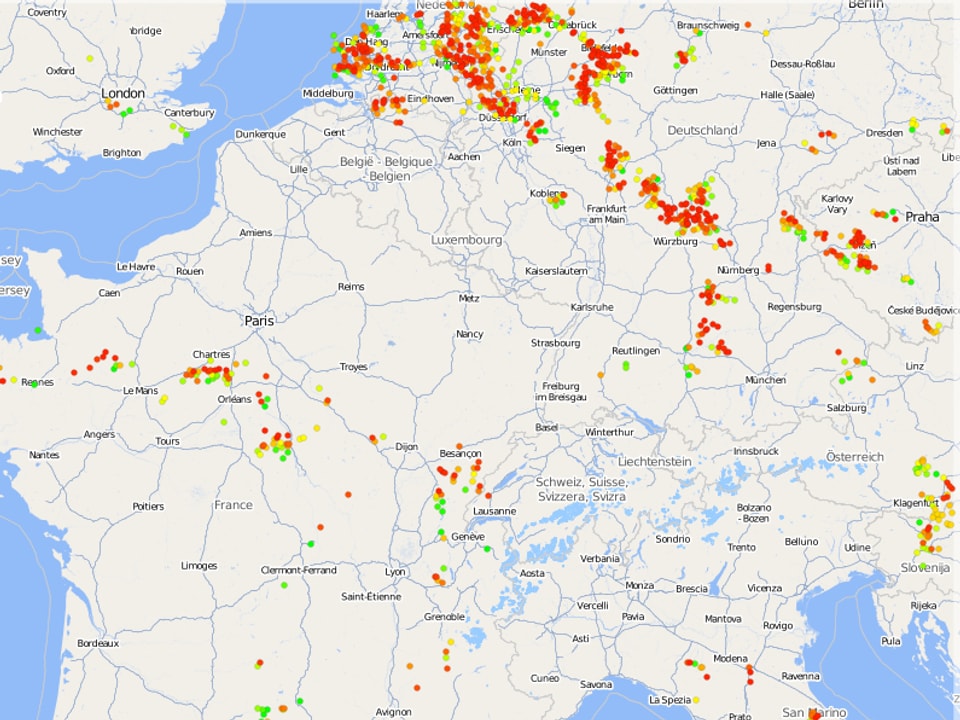 Blitze in Mitteleuropa  sind auf einer Karte als farbige Punkte eingetragen.