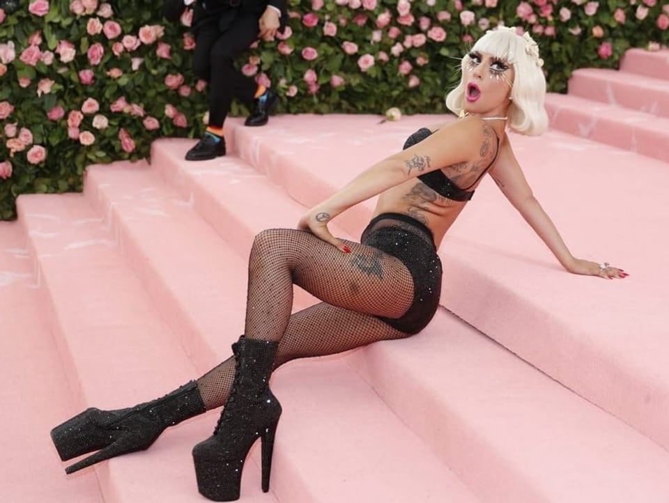 Lady Gaga posiert auf dem pinken Teppich der Met Gala.