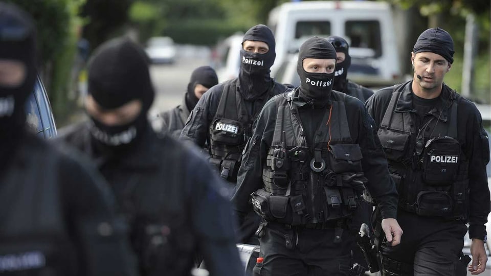 Schwer bewaffnete Polizeigrenadiere der Einsatzgruppe Diamant der Zürcher Kantonspolizei treffen in Biel ein.