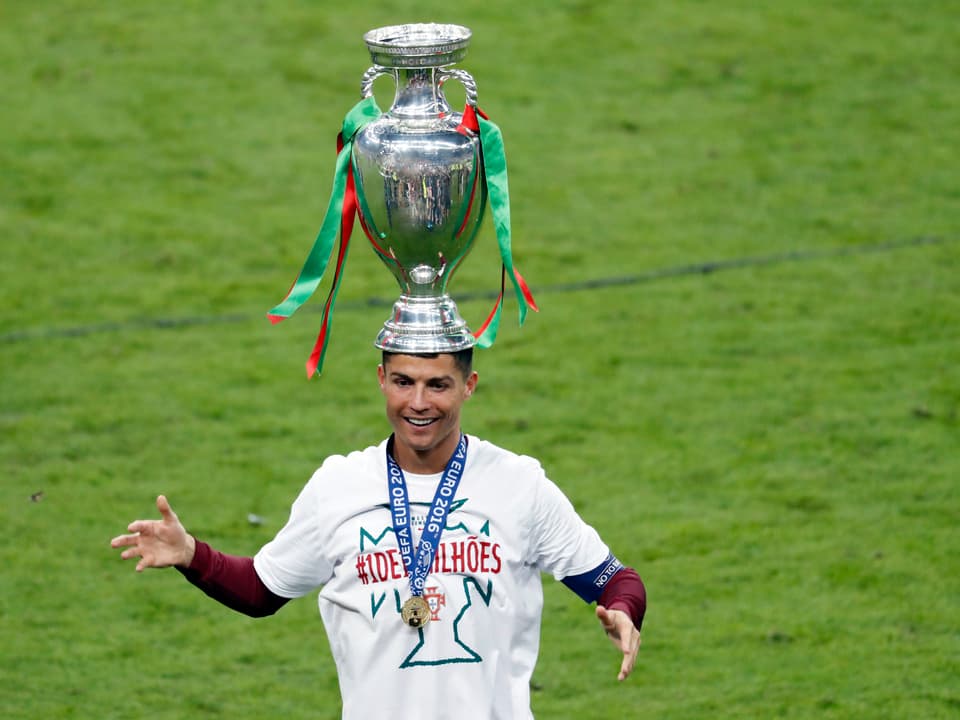 Ronaldo balanciert den Pokal auf dem Kopf