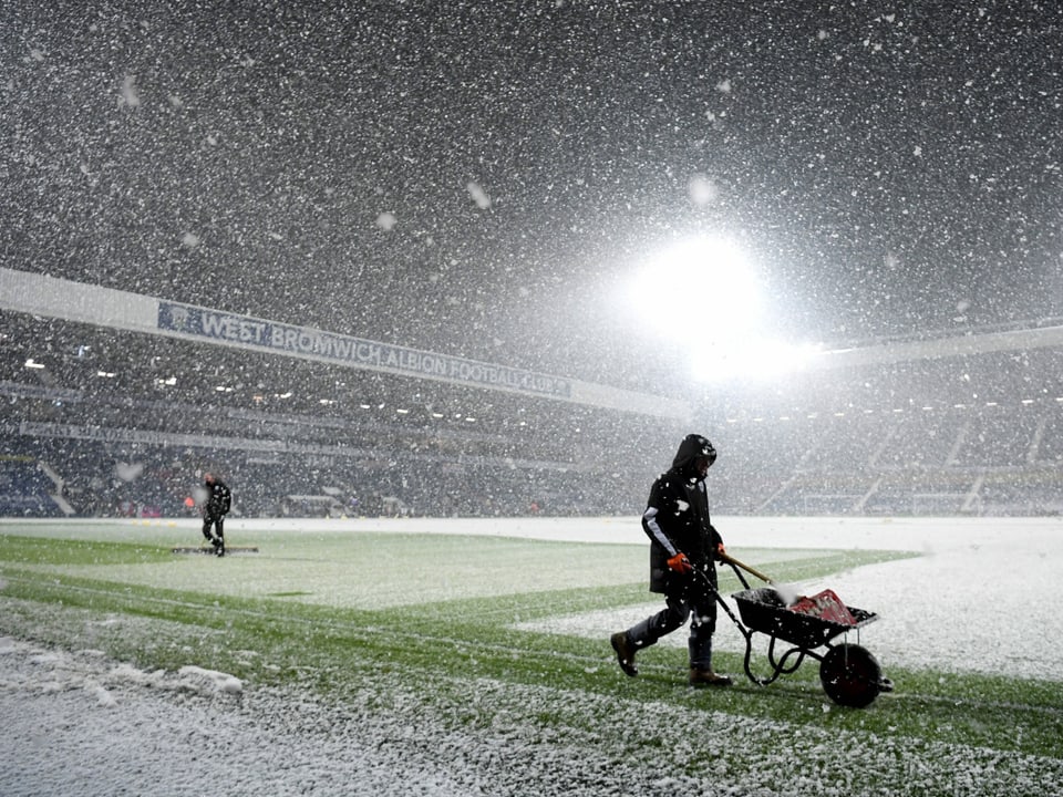Dichtes Schneetreiben im Hawthorns-Stadion in West Bromwich.