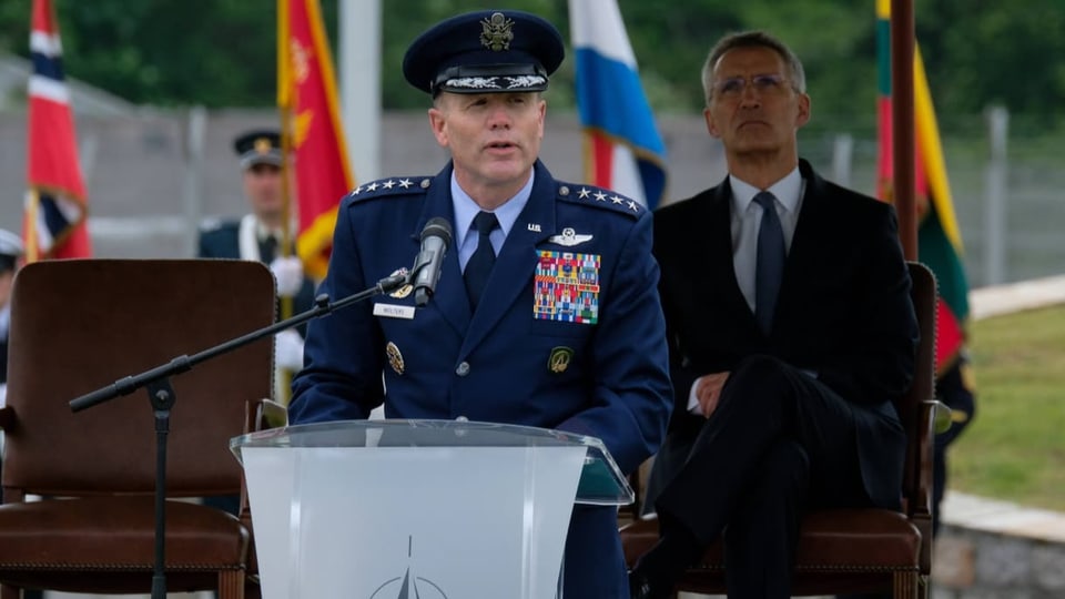 US-General Tod D. Wolters spricht bei der Nato vor Publikum