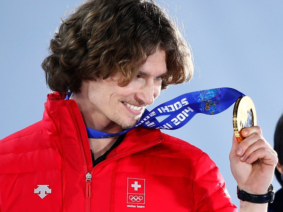 Iouri Podladtchikov zeigt an der Siegerehrung seine Goldmedaille.